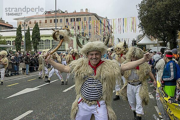 Traditionelle Glockenläuter-Masken in Seemannsmutter  Schaffell und Mütze mit Hörnern und Schaffell beim Karneval in Rijeka  Kroatien  Europa