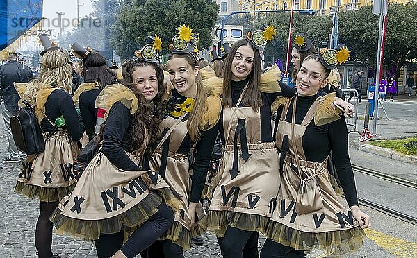 Vier lächelnde Mädchen maskiert in Uhr-Kleidern beim Karneval in der Stadt Rijeka  Kroatien  Europa