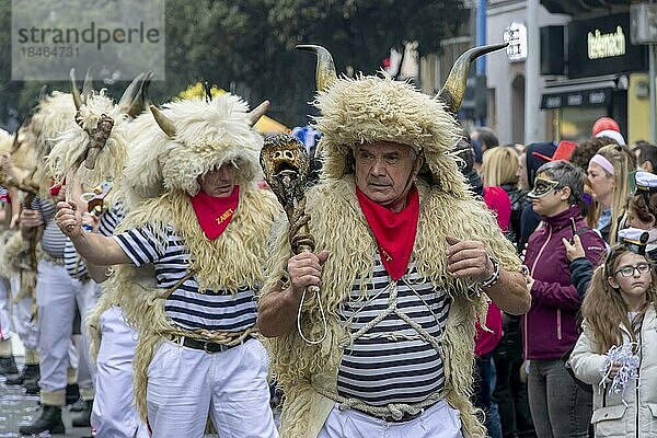 Traditionelle Glockenläuter-Masken in Seemannsmutter  Schaffell und Mütze mit Hörnern und Schaffell beim Karneval in Rijeka  Kroatien  Europa