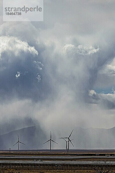 Nutt  New Mexico  Ein Regensturm im Windpark Macho Springs