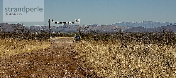 Douglas  Arizona  Der Eingang zur Slaughter Ranch im Südosten von Arizona an der mexikanischen Grenze. Die ursprünglich San Bernardino Ranch genannte Ranch gehörte von 1884 bis 1922 dem Rancher und Grenzsheriff John Slaughter. Heute ist sie ein Museum
