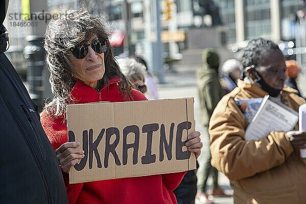 Detroit  Michigan USA  6. März 2022  Einwohner von Detroit demonstrieren für Frieden in der Ukraine