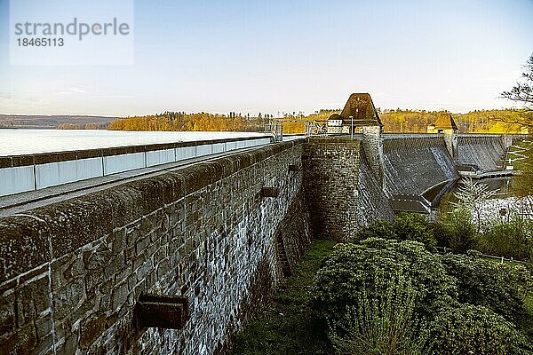 Staumauer mit den Mauertürmen  Möhnetalsperre  links das Hauptbecken und rechts der Ausgleichsweiher  Möhnesee  Nordrhein-Westfalen  Deutschland  Europa