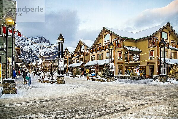 Winterliche Straße mit Weihnachtsdekoration in Banff  Alberta  Canada