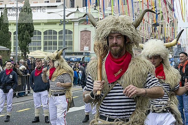 Traditionelle Glockenläuter-Masken in Seemannsmutter  Schaffell und Mütze mit Hörnern und Schaffell beim Karneval in Rijeka  Kroatien  Europa