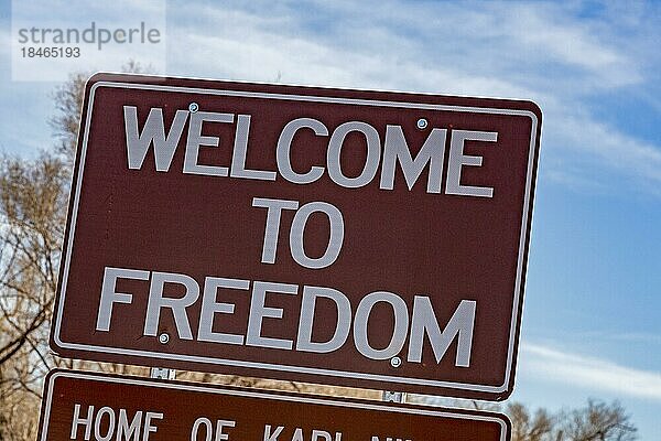 Freedom  Oklahoma  Ein Straßenschild an der Stadtgrenze von Freedom  einer Kleinstadt im Westen Oklahomas