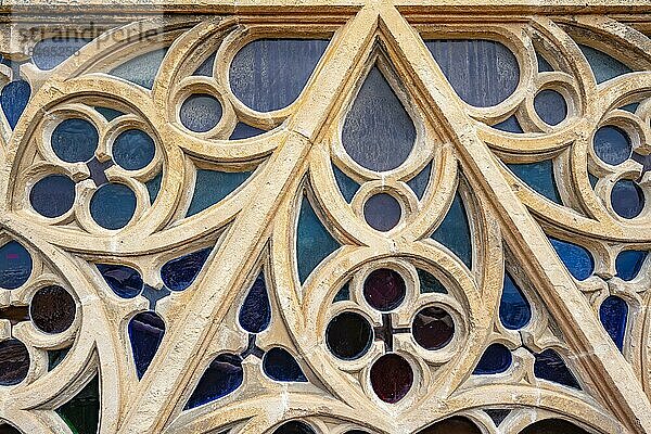Außenaufnahme  Verziertes Fenster der Kathedrale von Palma  Kathedrale der Heiligen Maria  Palma  Mallorca  Spanien  Europa