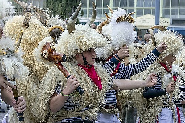 Traditionelle Glockenläuter-Masken in Seemannsmutter  Schaffell und Mütze mit Hörnern und Schaffell beim Karneval in Rijeka  Kroatien  Europa