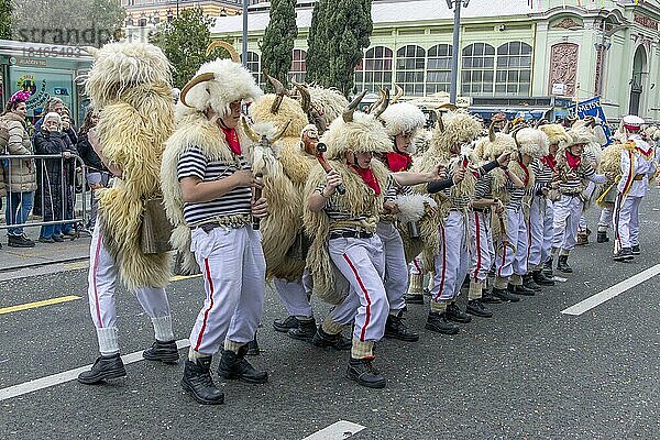 Traditionelle Glockenläuter-Masken in Seemannsmutter  Schaffell und Mütze mit Hörnern und Schaffell beim Karneval in Rijeka  Kroatien  Europa