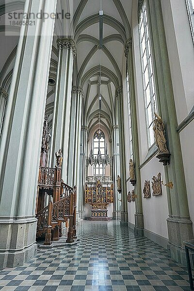 Altar und Kanzeltreppe im Seitenschiff  Heilig Kreuz Kirche  Giesing  München  Bayern  Deutschland  Europa