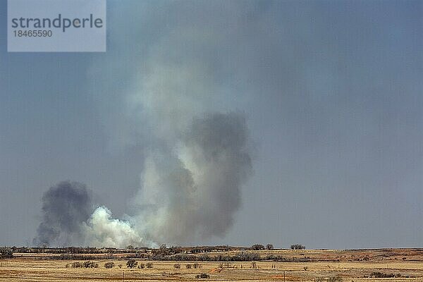 Sweetwater  Oklahoma  Ein Feuer auf Grasland im westlichen Oklahoma
