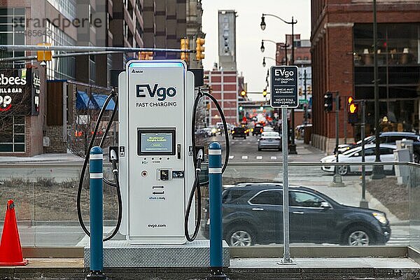 Detroit  Michigan  Eine EVgo Schnellladestation für Elektrofahrzeuge vor dem Hauptsitz von General Motors in der Innenstadt von Detroit. EVgo sagt  dass seine Ladestationen 100 % erneuerbare Energie aus Wind und Sonne nutzen