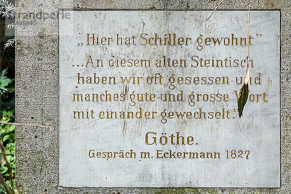 Inschrift eines Zitats von Goethe  die Gartenzinne auf dem Gelände von Schillers Gartenhaus betreffend  Jena  Thüringen  Deutschland  Europa