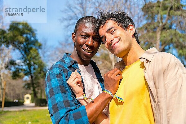 Porträt eines multiethnischen schwulen männlichen Paares bei einem romantischen Spaziergang im Park  lgbt Konzept