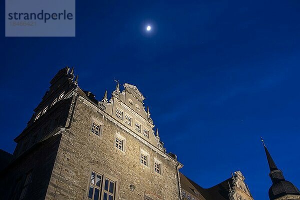 Mond zur blauen Stunde über Schloss Merseburg  Sachsen-Anhalt  Deutschland  Europa