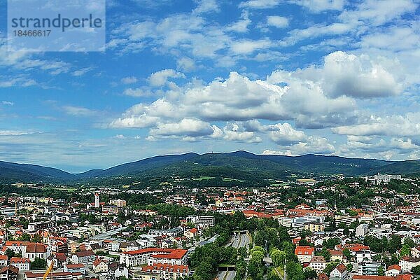 Luftbild von Deggendorf mit Blick auf die historische Altstadt. Deggendorf  Niederbayern  Bayern  Deutschland  Europa
