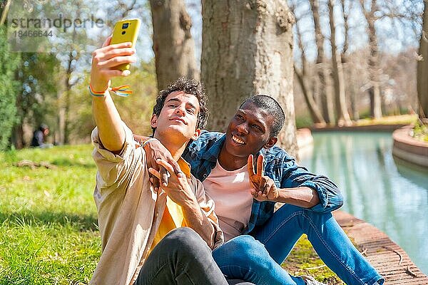 Selfie eines multiethnischen schwulen männlichen Paares  das sich in aller Ruhe im Park unterhält  lgbt Konzept