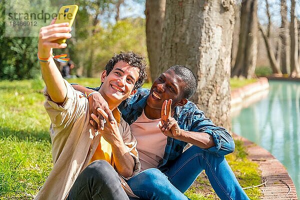Selfie eines multiethnischen schwulen männlichen Paares  das sich in aller Ruhe im Park unterhält  lgbt Konzept