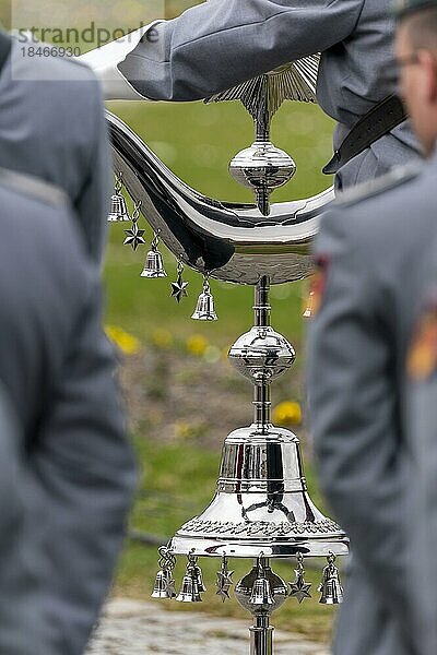 Ein Soldat des Gebirgsmusikkorpss aus Garmisch-Partenkirchen haelt den Schellenbaum beim Übergabeappell Deutsches Feldheer in Schloss Nymphenburg  Bayern  Deutschland  Europa