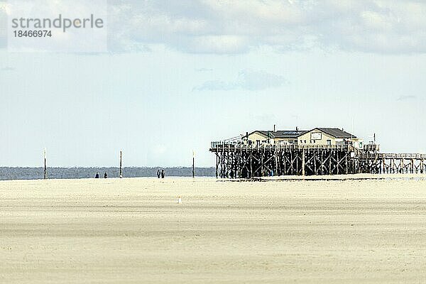 Die weitläufigen Sandbänke von Sankt Peter-Ording lassen die typischen Pfahlbauten in der Ferne verflimmern  Sankt Peter-Ording  Schleswig-Holstein  Deutschland  Europa