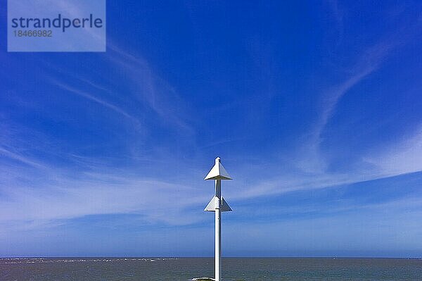 Blick auf die Nordsee  Laterne im Vordergrund  Norderney  Landkreis Aurich  Deutschland  Europa