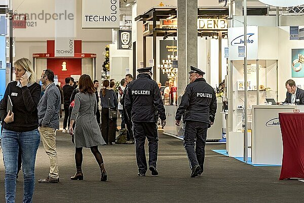 Polizisten auf Streife  patrouillieren in Hessehalle  Inhorgenta  Messe für Schmuck Uhren Edelsteine  Luxus  München  Oberbayern  Bayern  Deutschland  Europa