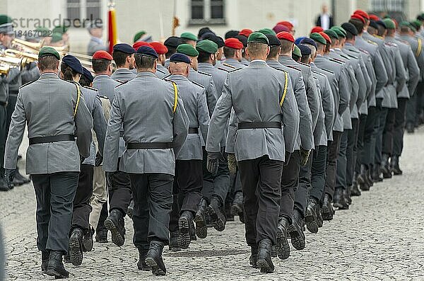 Heeressoldaten verschiedener Waffengattungen verlassen marschierend den Appellplatz beim Übergabeappell Deutsches Feldheer in Schloss Nymphenburg  Bayern  Deutschland  Europa