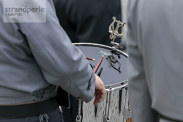 Ein Soldat des Gebirgsmusikkorpss aus Garmisch-Partenkirchen spielt die Trommel  beim Übergabeappell Deutsches Feldheer in Schloss Nymphenburg  Bayern  Deutschland  Europa