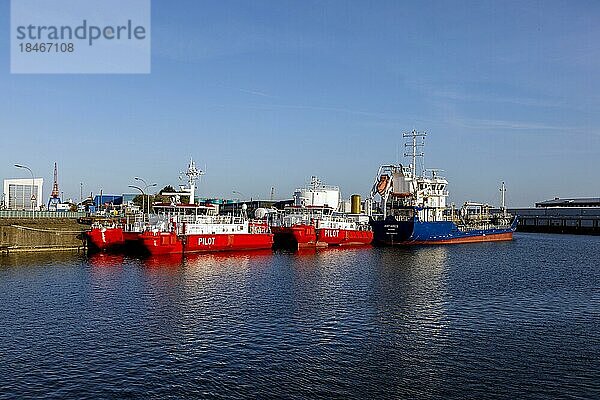 Lotsentender Groden? und Duhnen? am Hansakai im Neuen Fischereihafen  rechts das Tankschiff Antares?  Cuxhaven  Bremen  Deutschland  Europa