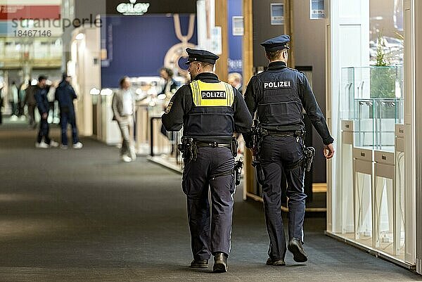 Polizisten auf Streife  patrouillieren in Hessehalle  Inhorgenta  Messe für Schmuck Uhren Edelsteine  Luxus  München  Oberbayern  Bayern  Deutschland  Europa