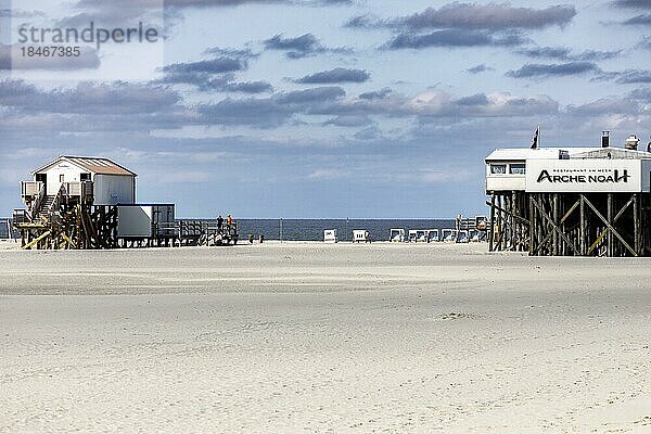 Sankt Peter-Ording-Strand mit den typischen Pfahlbauten  Sankt Peter-Ording  Schleswig-Holstein  Deutschland  Europa