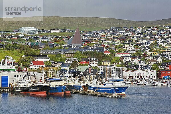 Fischerboote im Hafen von Torshavn  Hauptstadt und größte Stadt der Färöer Inseln  Färöer Inseln auf der Insel Streymoy