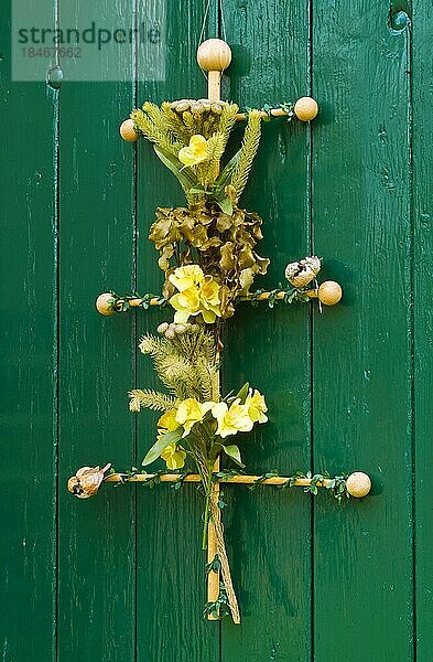 Osterschmuck an einer grünen Holztür