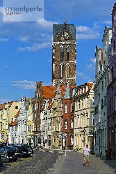 Wismar  Dahlmannstrasse  Im Hintergrund die Sankt Georgen Kirche  Mecklenburg-Vorpommern  Deutschland  Europa