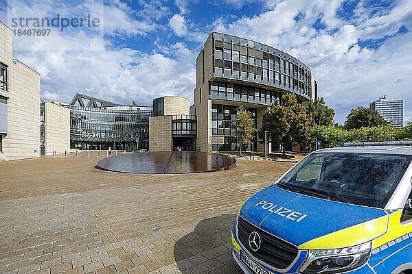 Landtag Nordrhein-Westfalen in Düsseldorf mit Polizeischutz  Düsseldorf  Nordrhein-Westfalen  Deutschland  Europa