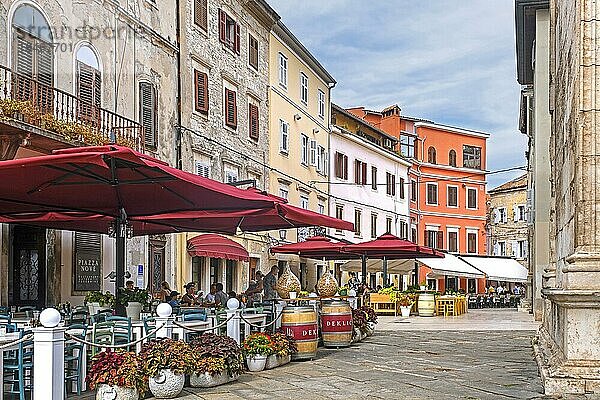 Gasse mit Restaurantterrassen im historischen Zentrum der Stadt Pula  Pola  Gespanschaft Istrien  Kroatien  Europa