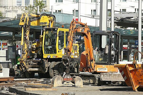 Baufahrzeuge auf einer Baustelle bei Straßenbauarbeiten  am Bremer Bahnhofsvorplatz  Bremen  Deutschland  Europa