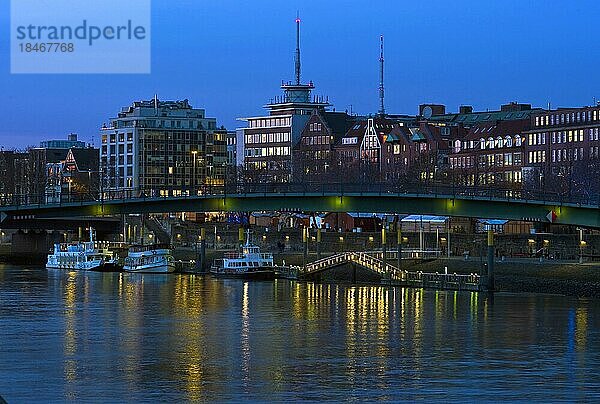 Weihnachtsmarkt an der Schlachte  Bremen  Deutschland  Europa