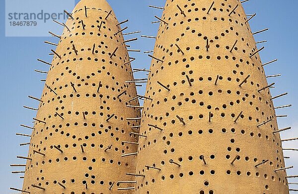 Nahaufnahme von zwei der Pigeon Towers  Katara Cultural Village  Doha  Katar  Asien