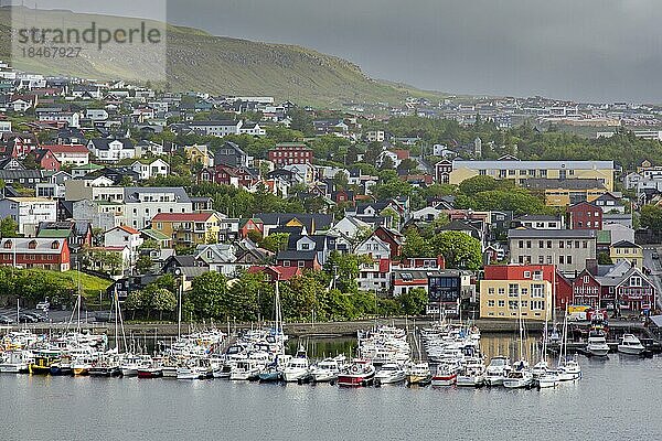Blick auf den Hafen von Torshavn  der Hauptstadt und größten Stadt der Färöer Inseln  auf der Insel Streymoy