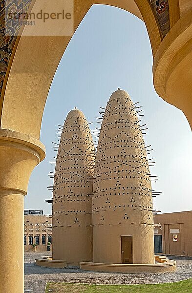 Blick auf die Pigeon Towers durch den Arkadenbogen der Moschee  Katara Cultural Village  Doha  Katar  Asien