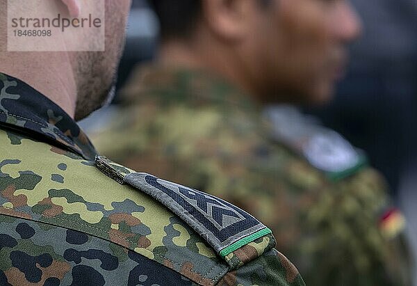 Soldaten des Deutschen Heeres mit Dienstgradabzeichen Stabsfeldwebel (vorne) beim Übergabeappell Deutsches Feldheer in Schloss Nymphenburg  Bayern  Deutschland  Europa