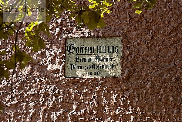 Inschrift Gott war mit uns an einem Bauernhaus  Fischerhude  Landkreis Verden  Deutschland  Europa