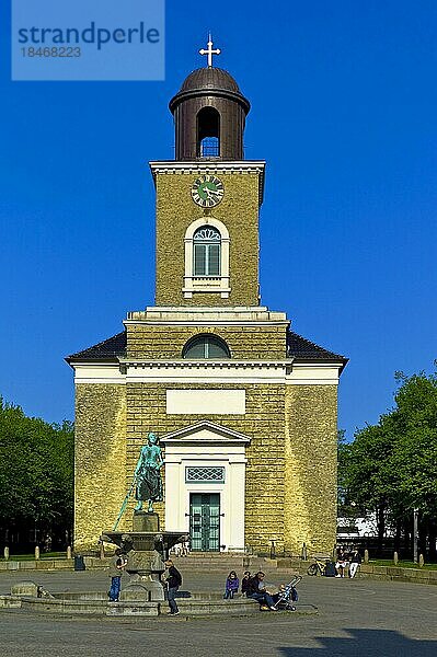 Marktplatz Husum  Sankt Marien Kirche mit der Tine  Schleswig Holstein  Deutschland  Europa