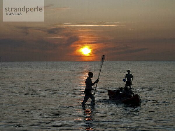 An der Nordsee  Menschen im Wasser  Sonnenuntergang