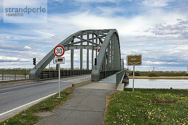 Eiderbrücke Friedrichstadt  Doppelbogenbrücke von 1916  Grenze der Landkreise Dithmarschen und Nordfriesland  Friedrichstadt  Schleswig-Holstein  Deutschland  Europa