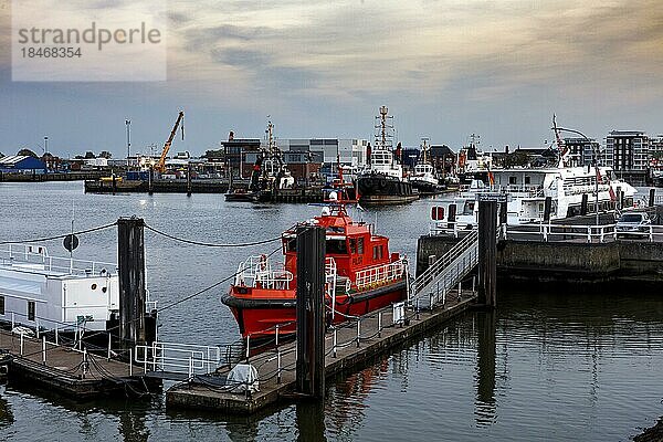 Seehafen Cuxhaven an der Elbmündung in die Nordsee  in der Mitte Lotsenversetzungsboote mit der Aufschrift Pilot  Cuxhaven  Bremen  Deutschland  Europa