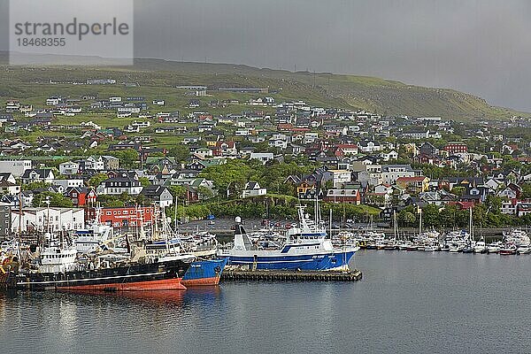 Fischerboote im Hafen von Torshavn  Hauptstadt und größte Stadt der Färöer Inseln  Färöer Inseln auf der Insel Streymoy