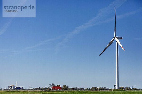 Windkraftanlage  links das stillgelegte Kernkraftwerk Brokdorf  Brokdorf  Schleswig-Holstein  Deutschland  Europa
