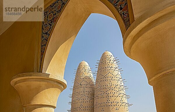 Blick auf die Pigeon Towers durch den Arkadenbogen der Moschee  Katara Cultural Village  Doha  Katar  Asien